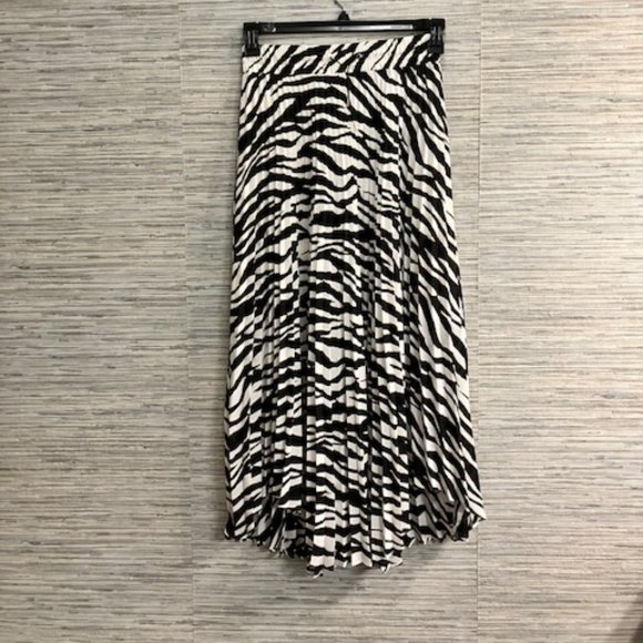 NWT! EXPRESS - Size Small - Black & White Tiger Print Accordion Pleated Skirt - Picture 5 of 9